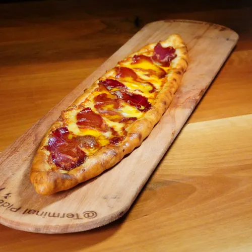 Kaşar ve Pastırmalı Pide