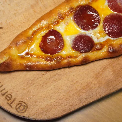 Kaşarlı Sucuklu Pide