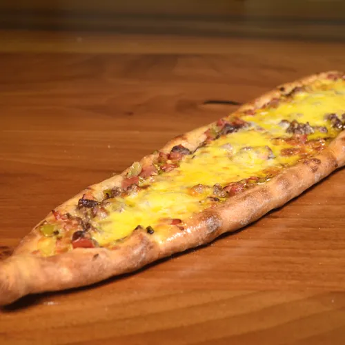 Kuşbaşılı Kaşarlı Pide